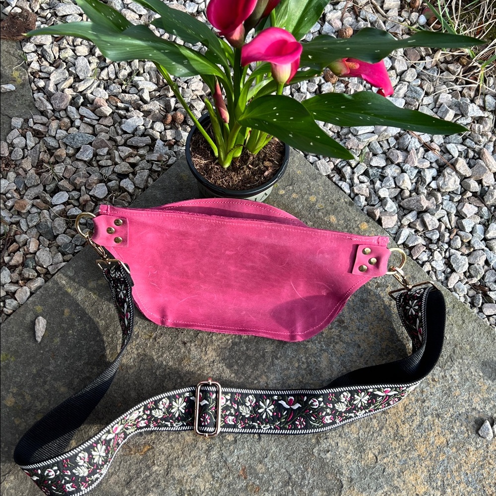 Lovely Pink Leather Crossbody Bag - Picture 4 of 9